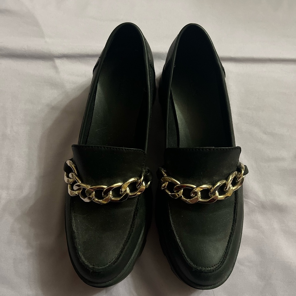 Elegant Black Loafers with Gold Chain Accent